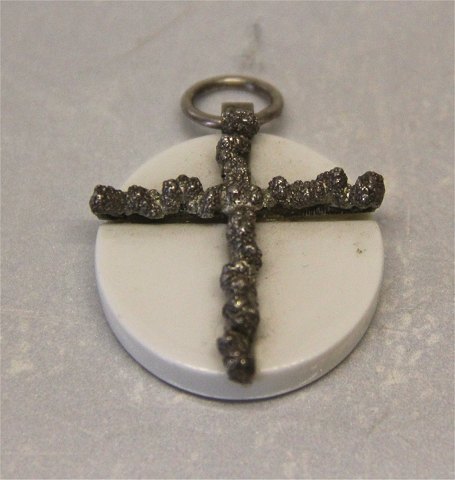 Kongelig Dansk 
A Michelsen sølv kors og porcelænsvedhæng ca 3 cm