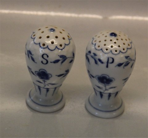 B&G Blue Butterfly porcelain
052 a Salt 7,5 cm (541) "S"
052 b Pepper 7,5 cm (531) "P"
