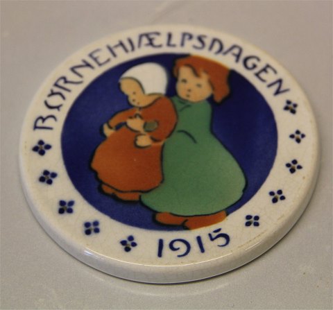 1915 a Pige der løfter lillesøster Louis Moe 8,7 cm Aluminia Royal Copenhagen 
faience Children Days plates