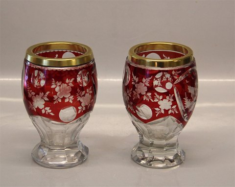 Bøhmisk Krystal røde vaser eller drikkeglas med guldkant og slebne jagtmotiver 
15.5 cm