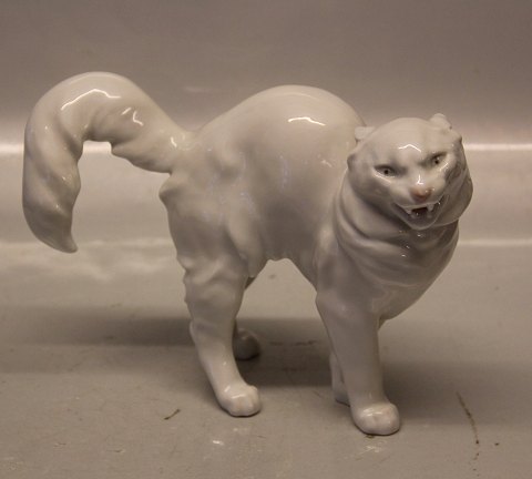 B&G Porcelain B&G 1886 White cat with the tail lifted 16 x 23 cm 
