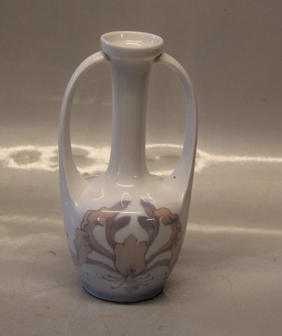 Kongelig Dansk 334-60 A Kgl. Art Nouveau vase med tang dekoration og to hanke 
17.5 cm
