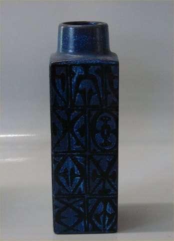 Aluminia kunstfajance Mørkeblå Baca  704-3455 Mørkeblå, firkantet vase 16 x 6 
cm. Baca. Nils Thorsson
