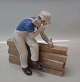 B&G figur 2339 Tømrer eller snedker sidende på stak tømmer