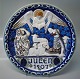 Den kongelige porcelænsfabriks Store Juleplatter af Fajance fra Aluminia 554-518 
Julerelief 1907 Hyrderne på marken med får, derover en engel R. Harboe 29 cm
