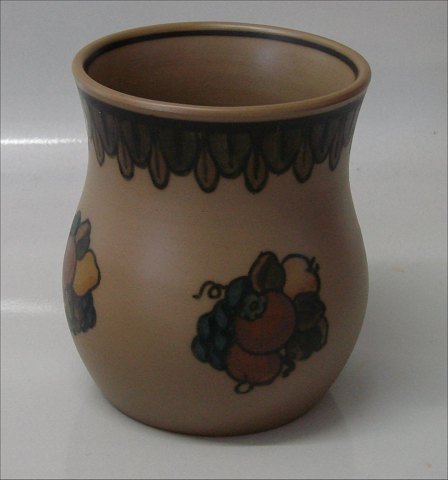 Bornholm, L. Hjorth KeramikBrun vase med frugt 12,5 x 10,5 cm # 82	