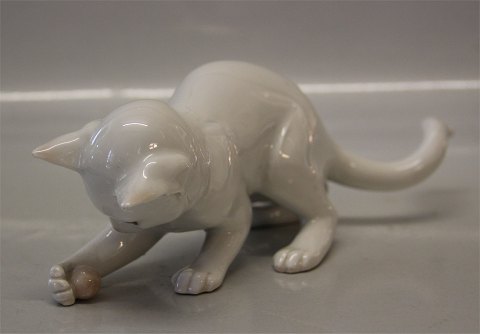 B&G Figurine B&G 1555-1 Cat with ball 17 cm, White version
