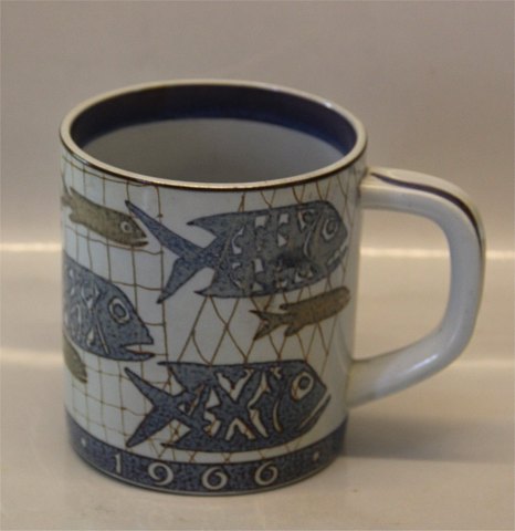 Royal Copenhagen Aluminia Faience 3135 ICI Mug  11.5 xcm 1966 Mug with fish (s 
376)
