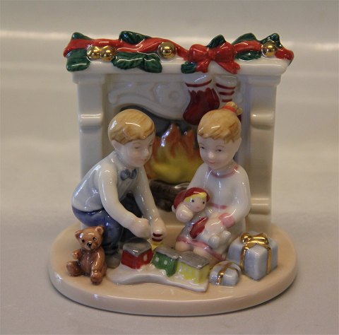 Royal Copenhagen figurine 411 RC Christmas morning - children with their gifts 
ca 8.5 x 8.5 cm
