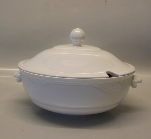 Royal Copenhagen  Classic White Magnolia 172 Lidded vegetable dish 1.65 l. ca 16 
x 26 cm
