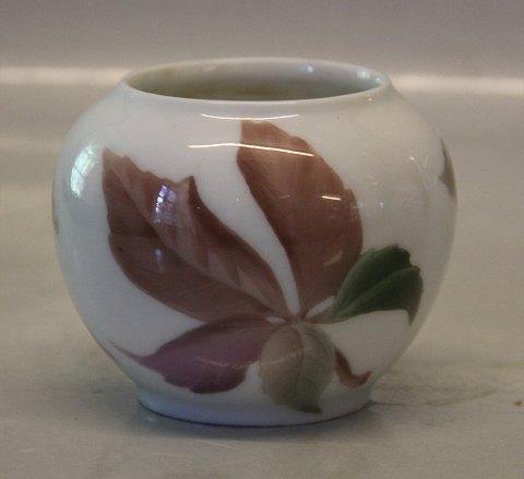 Bing & Grøndahl B&G 1442-70 Art Nouveau Vase med efterårs blad 7 x 9 cm Signeret 
G - for Fanny Gaarde ?