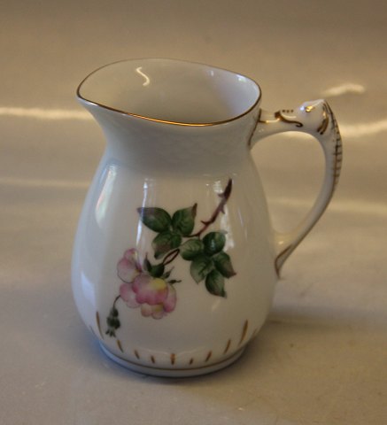 B&G Victor Hugo white porcelain - wild rose with gold rim 189 Creamer 10.5 cm 
2.25 dl
