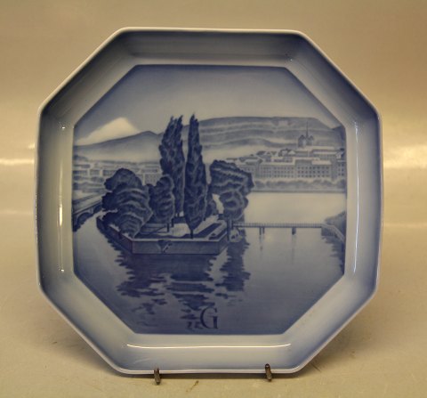 Bing and Grondahl Alphabet City Plate G - for Geneve i Schweiz  
 Copenhagen City hall Octagon  19.5 cm
.