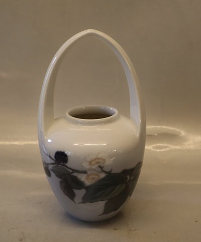 Kongelig Dansk 0288-29 kgl. Art Nouveau Vase med hank  19 cm maler #161 
Dekoreret med brombær