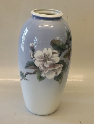 2629-2129 Kgl. Vase med blomstergren og sommerfugl 28 cm Kongelig Dansk