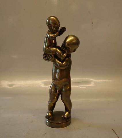 Kai Nielsen no 10 Lueforgyldt Bronze Dreng løfter baby 23 cm