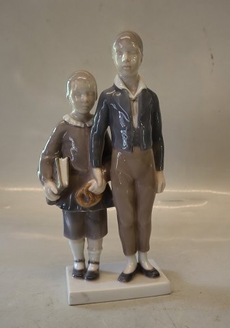 B&G 2064 Pige og Dreng med bog og kringle 22 cm Flugten til Amerika?
 Bing & Grøndahl