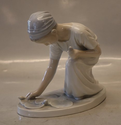 B&G 1685 Woman collecting water lilies 15 x 18 cm Art Nouveau B&G Porcelain
