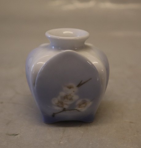 Royal Copenhagen 069-303 RC Small vase with card holder 5 cm Art Nouveau white 
flower decoration
