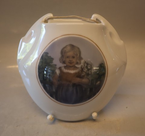 B&G 115 Vægvase Lille pige med blomster 17 cm  Signeret MH Ida Margrethe Hyldahl 
Bing & Grøndahl
