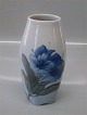 Kongelig Dansk 
845-238Vase på fod med blå blomster 17 cm maler 79 (1923-1935)