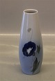 Lyngby Porcelænsvase 127-50 Lyngby vase med blå blomst 18 cm 
