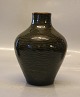 20824 Kgl. Vase 17 cm Stiliserede "Levende Sten" i riflet stil grønlig Olivin? 
glasur Axel Salto Oktober 1948 Kongelig Dansk Stentøj
