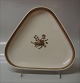 9721-947 Cake dish, triangular 22 cm Golden Clover # 947 (Cream) Royal 
Copenhagen (Old Liselund)
