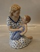 0545 Kgl. Mor med barn på skødet 20 cm (1249545) Serie med forældre og børn Kongelig Dansk Porcelæn porcelænsfigur