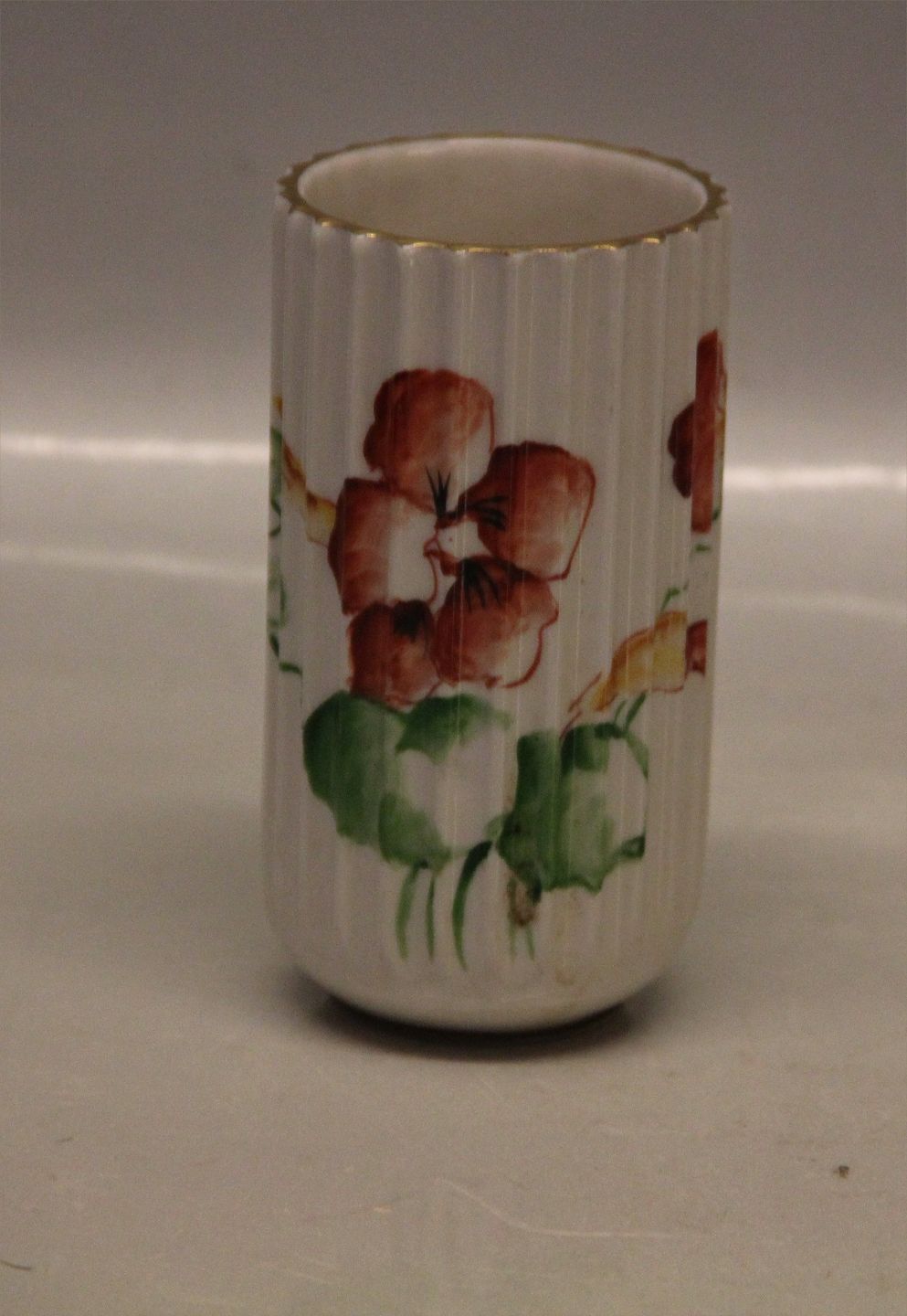 Klosterkælderen - Lyngby Riflet Vase dekoreret med blomster 10 cm - Lyngby Riflet Vase med 10 cm