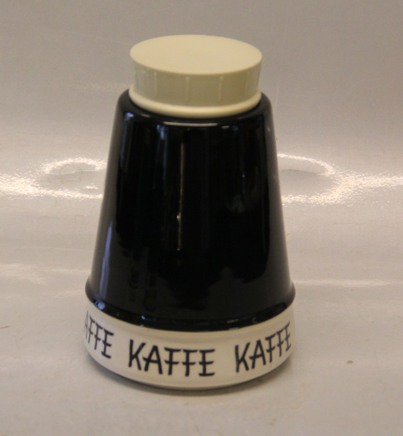 Klosterkælderen - "Kaffe" 14.5 cm, Sort Krydderikrukker og køkkenkrukker fra Kronjyden Randers * - "Kaffe" 14.5 cm, Sort Krydderikrukker og fra Kronjyden Randers